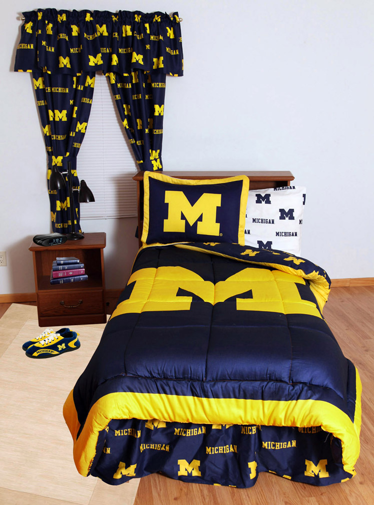 Michigan Wolverines Bed-in-a-Bag with Reversible Comforter (King)