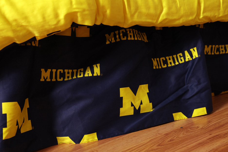 Michigan Wolverines Printed Dust Ruffle (Queen)