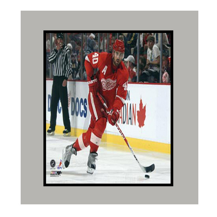 Henrik Zetterberg 11" x 14" Matted Photograph (Unframed)