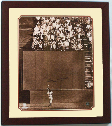 Willie Mays Autographed "The Catch" 16" x 20" Print in Deluxe Frame