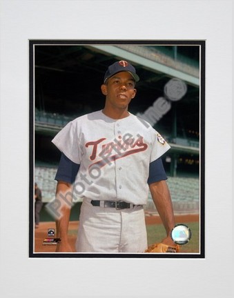 Tony Oliva "Pose" Double Matted 8" x 10" Photograph (Unframed)