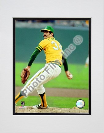 Rollie Fingers "Action" Double Matted 8” x 10” Photograph (Unframed)
