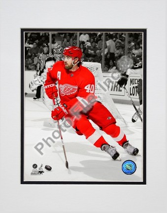 Henrik Zetterberg Spotlight Collection Double Matted 8” x 10” Photograph (Unframed)