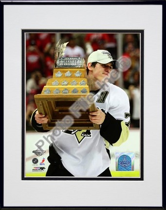 Evgeni Malkin "2009 with Conn Smythe Trophy (#36)" Double Matted 8" x 10" Photograph in Black Anodiz