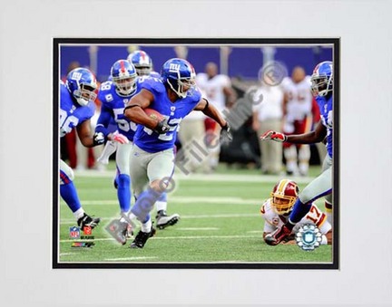 Osi Umenyiora "2009 Action" Double Matted 8” x 10” Photograph (Unframed)