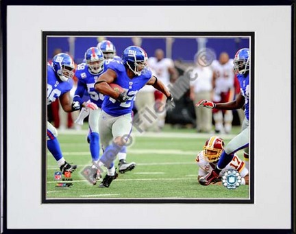 Osi Umenyiora "2009 Action" Double Matted 8” x 10” Photograph in Black Anodized Aluminum Frame